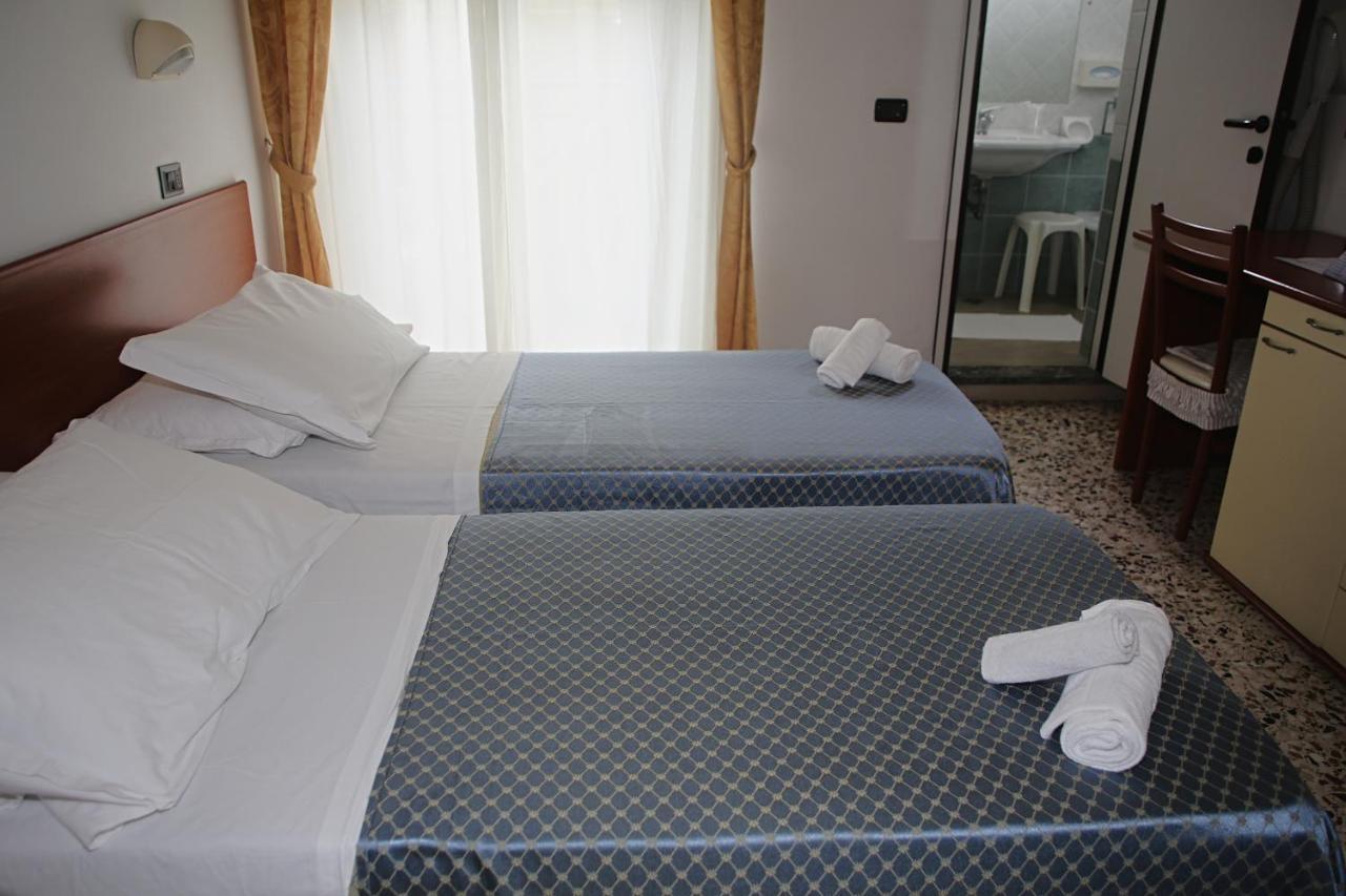 Hotel Dear Rimini Exteriör bild
